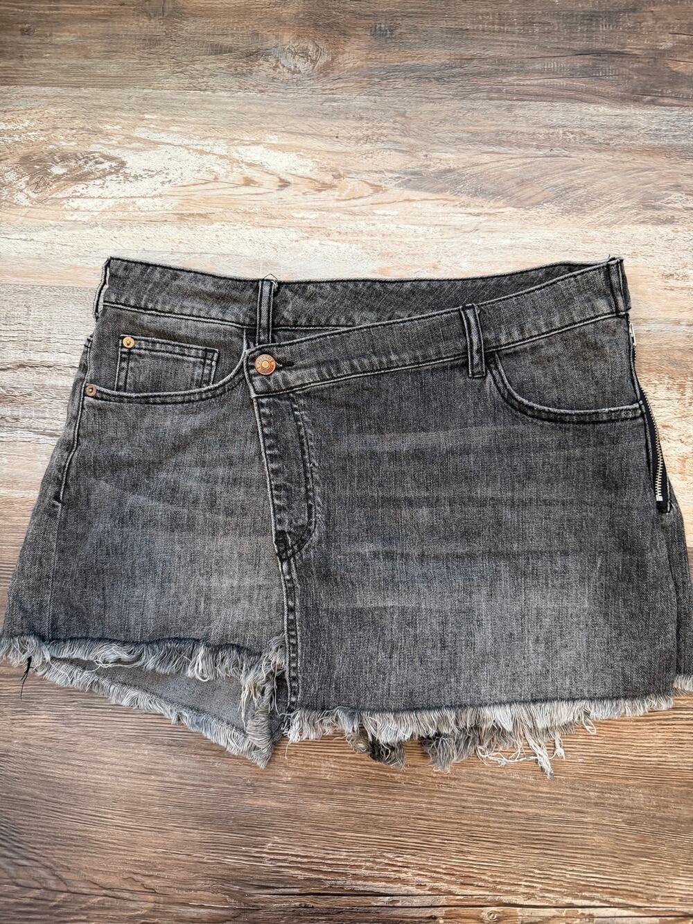 Pilcro Anthropologie black denim distressed asymmetrical skort in sz 28 EUC